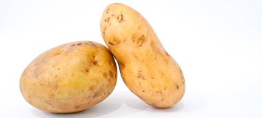 Patatesler beyaz arkaplanda izole