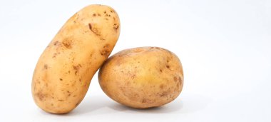 Patatesler beyaz arkaplanda izole