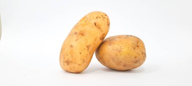 Patatesler beyaz arkaplanda izole