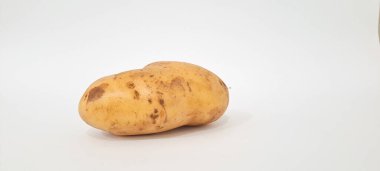 Patatesler beyaz arkaplanda izole