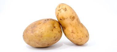 Patatesler beyaz arkaplanda izole