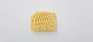 Metin için kopyalama alanı olan beyaz arkaplandaki ham hazır erişteler.