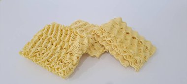 Metin için kopyalama alanı olan beyaz arkaplandaki ham hazır erişteler.