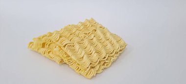 Metin için kopyalama alanı olan beyaz arkaplandaki ham hazır erişteler.