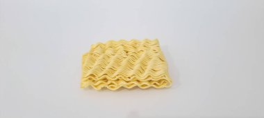 Metin için kopyalama alanı olan beyaz arkaplandaki ham hazır erişteler.