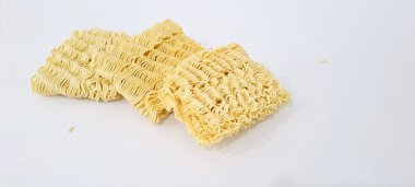 Metin için kopyalama alanı olan beyaz arkaplandaki ham hazır erişteler.