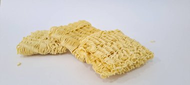 Metin için kopyalama alanı olan beyaz arkaplandaki ham hazır erişteler.