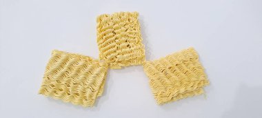 Metin için kopyalama alanı olan beyaz arkaplandaki ham hazır erişteler.