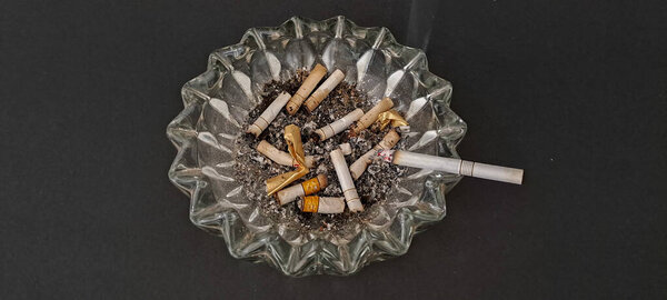 Астрай с сигаретными окурками