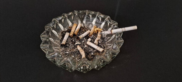 Астрай с сигаретными окурками