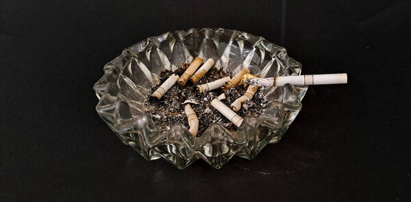 Астрай с сигаретными окурками