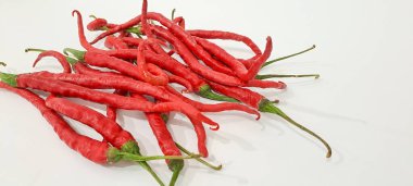 Beyaz arkaplanda kırmızı biber izole edilmiş