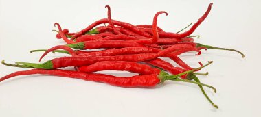 Beyaz arkaplanda kırmızı biber izole edilmiş