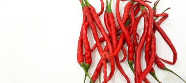 Beyaz arkaplanda kırmızı biber izole edilmiş