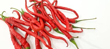 Beyaz arkaplanda kırmızı biber izole edilmiş