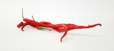 Beyaz arkaplanda kırmızı biber izole edilmiş
