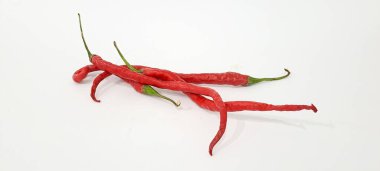 Beyaz arkaplanda kırmızı biber izole edilmiş