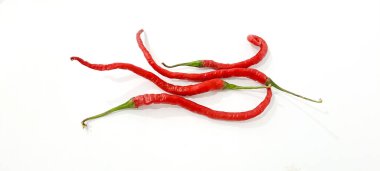 Beyaz arkaplanda kırmızı biber izole edilmiş