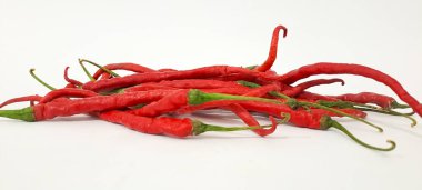 Beyaz arkaplanda kırmızı biber izole edilmiş