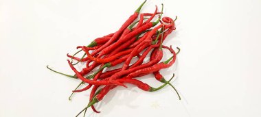 Beyaz arkaplanda kırmızı biber izole edilmiş