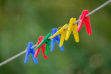 Metal ipin üzerinde renkli plastik mandallar