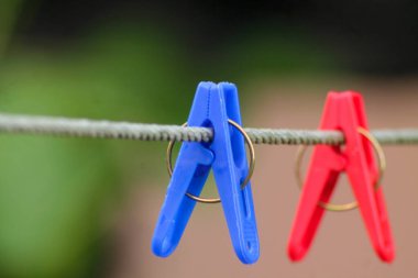 Metal ipin üzerinde renkli plastik mandallar