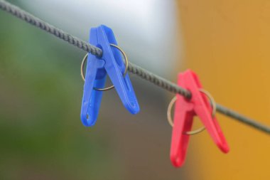 Metal ipin üzerinde renkli plastik mandallar