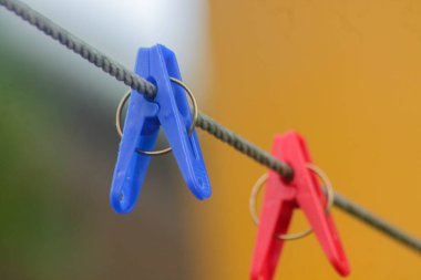 Metal ipin üzerinde renkli plastik mandallar