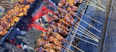 Tavuk ve sığır eti ızgarada