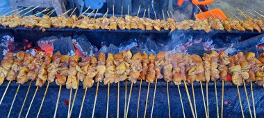 Tavuk ve sığır eti ızgarada