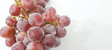 Üzümler demeti beyaz arkaplanı izole eder