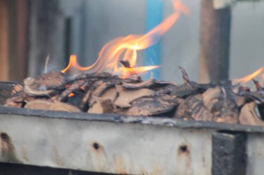 Satay ya da et yakmak için kömür yakmak. Sıcak