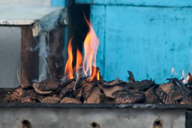 Satay ya da et yakmak için kömür yakmak. Sıcak