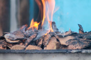 Satay ya da et yakmak için kömür yakmak. Sıcak