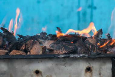 Satay ya da et yakmak için kömür yakmak. Sıcak