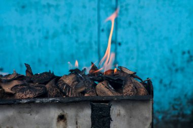 Satay ya da et yakmak için kömür yakmak. Sıcak