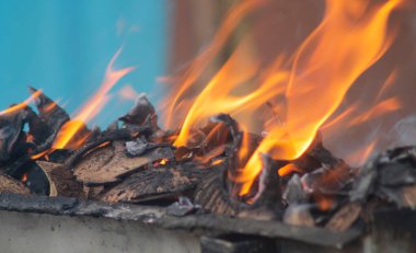 Satay ya da et yakmak için kömür yakmak. Sıcak