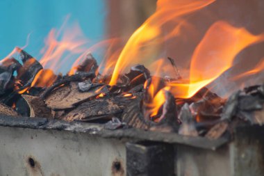 Satay ya da et yakmak için kömür yakmak. Sıcak