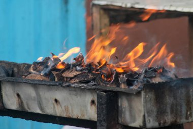 Satay ya da et yakmak için kömür yakmak. Sıcak