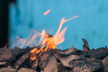 Satay ya da et yakmak için kömür yakmak. Sıcak