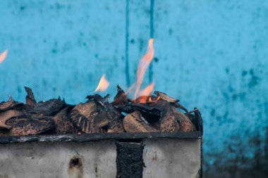 Satay ya da et yakmak için kömür yakmak. Sıcak