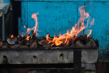 Satay ya da et yakmak için kömür yakmak. Sıcak