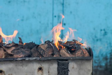 Satay ya da et yakmak için kömür yakmak. Sıcak