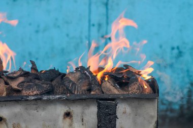 Satay ya da et yakmak için kömür yakmak. Sıcak