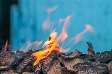Satay ya da et yakmak için kömür yakmak. Sıcak