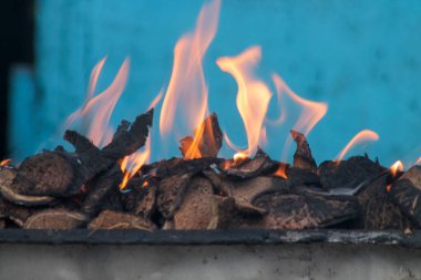 Satay ya da et yakmak için kömür yakmak. Sıcak