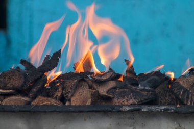 Satay ya da et yakmak için kömür yakmak. Sıcak