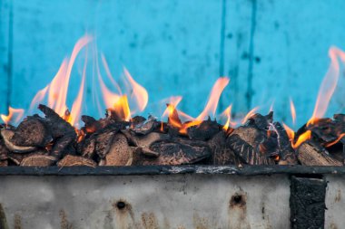 Satay ya da et yakmak için kömür yakmak. Sıcak