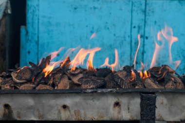 Satay ya da et yakmak için kömür yakmak. Sıcak