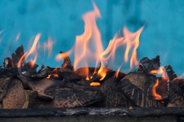 Satay ya da et yakmak için kömür yakmak. Sıcak